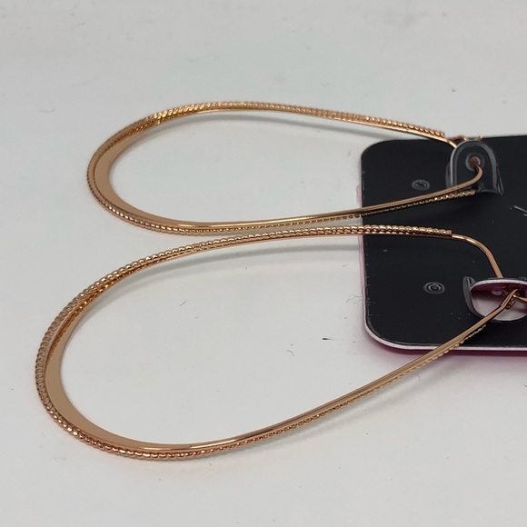 District LA Teardrop Twisted Hoops - Picture 4 of 7